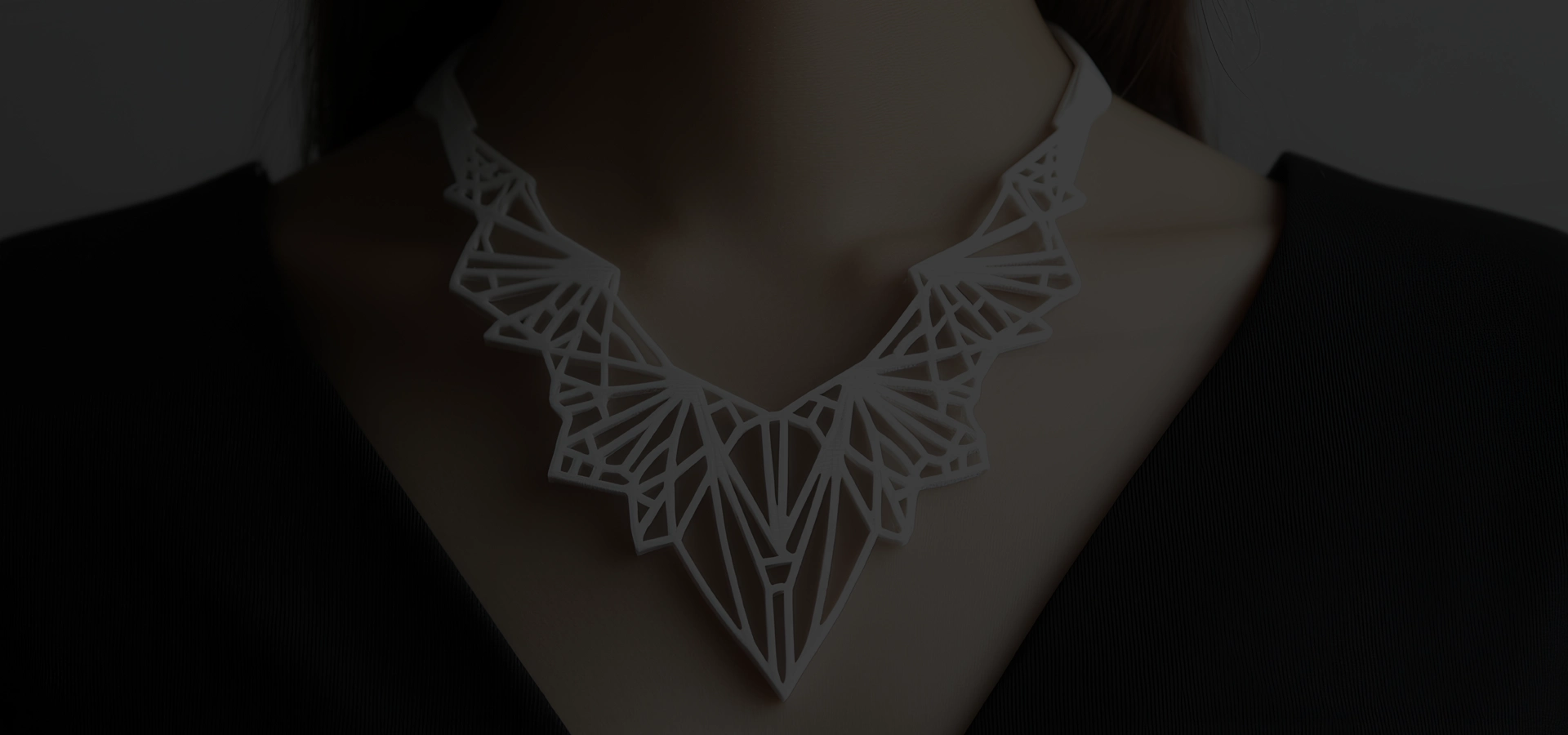 L’association des bijoux de caractère avec les tenues contemporaines